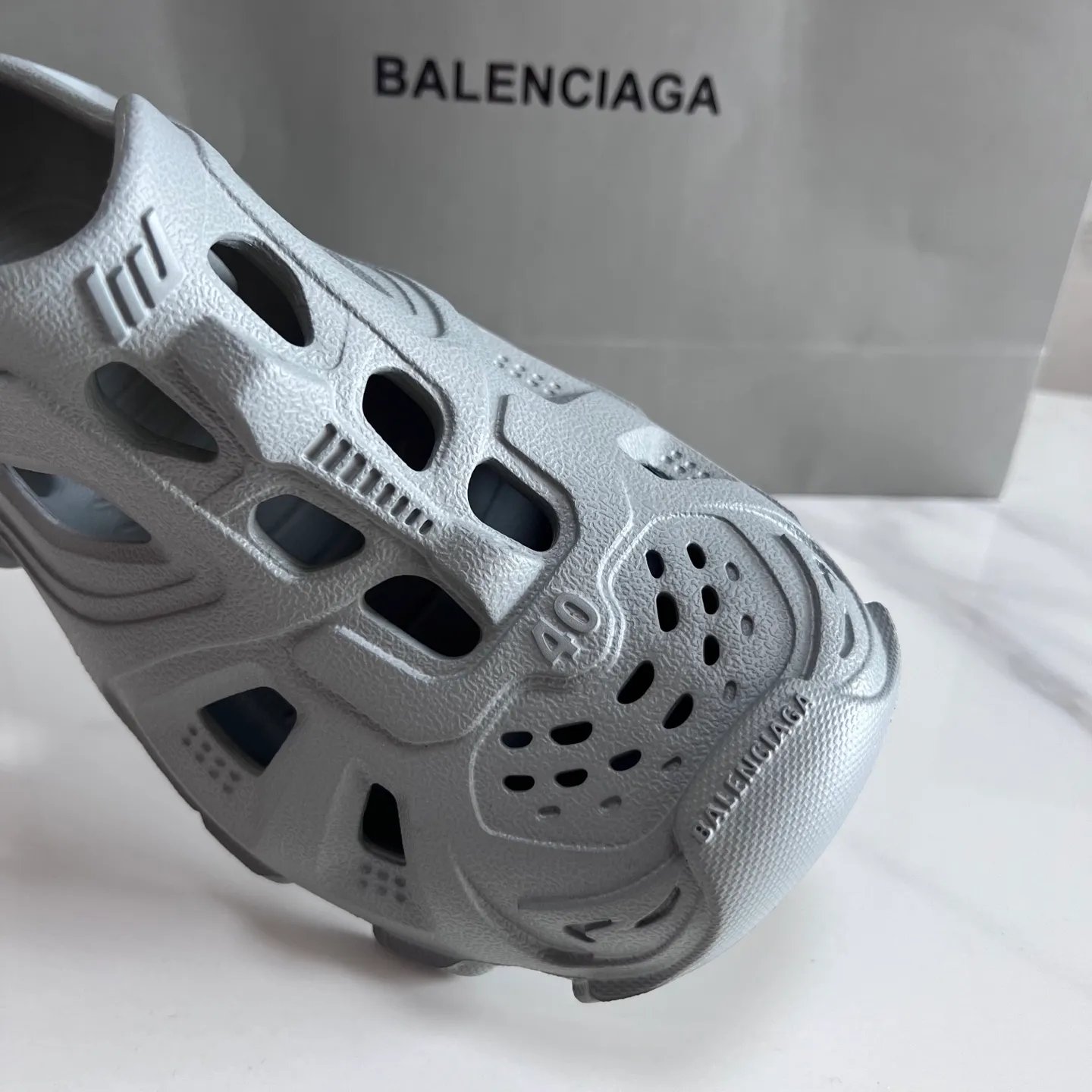 👟👟Ex-factory price 380👟👟 Balenciaga must-have beach shoes for summer. Men's and women's shoes are made of ultra-light 95% (injection molding) EVA plastic, 5% foam plastic foam cushioning material#Ultra-lightweight one-piece foam shoe mold❗New summer product, French high-end luxury brand - Balenciaga BALENCIAGA 3XL Rubber Low Top Sneakers 3XL version series summer beach wading versatile trendy lace-up casual sports hole sandals. Size: 35-46